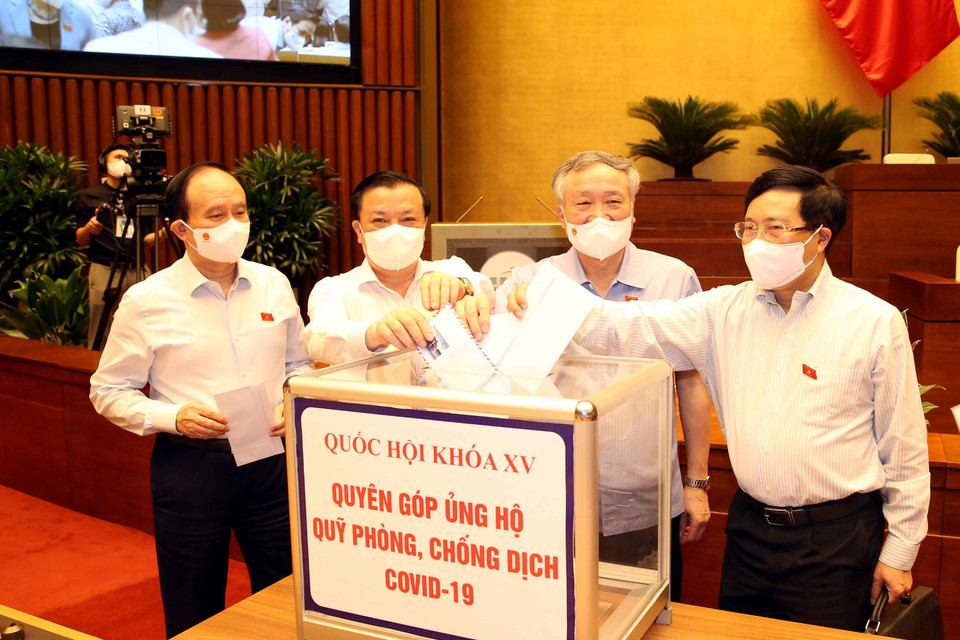 Đại biểu Quốc hội ủng hộ Quỹ phòng, chống dịch COVID-19. (Ảnh: Phạm Kiên/TTXVN)