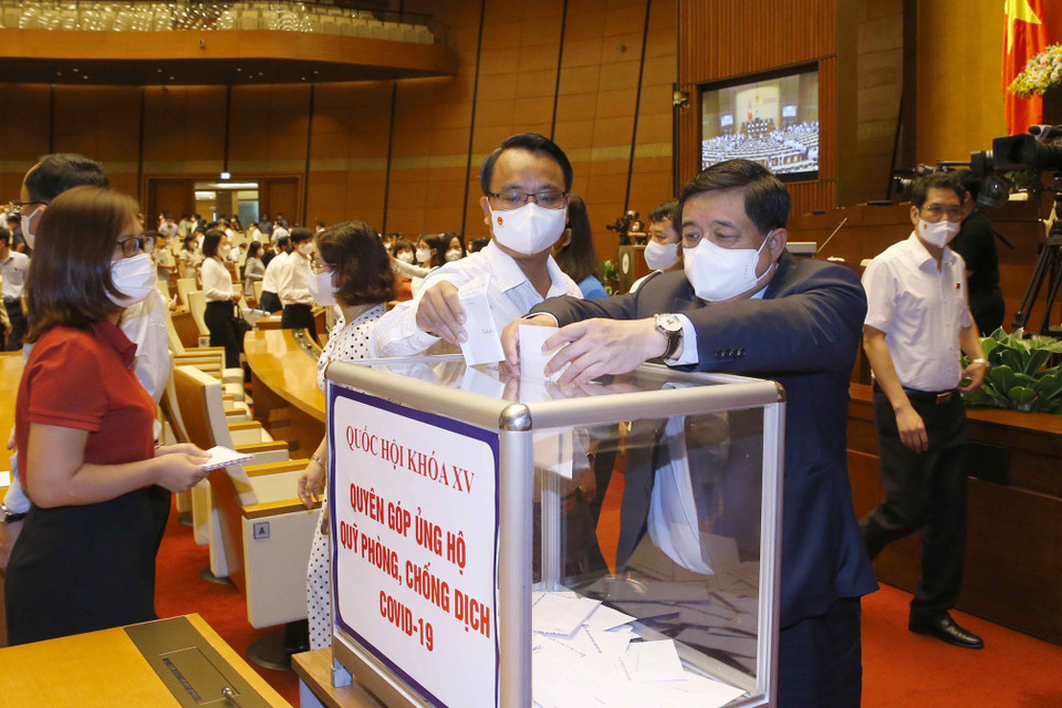 Đại biểu Quốc hội ủng hộ Quỹ phòng, chống dịch COVID-19. (Ảnh: Doãn Tấn/TTXVN)