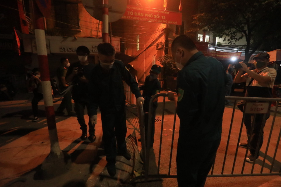 Đúng 0 giờ ngày 29/9/2021, Ủy ban Nhân dân quận Thanh Xuân (Hà Nội) tổ chức dỡ bỏ phong tỏa ngõ 328, 330 đường Nguyễn Trãi, phường Thanh Xuân Trung. (Ảnh: Tuấn Anh/TTXVN)