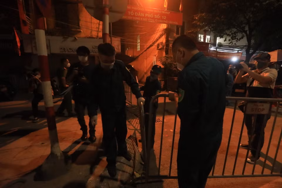 Đúng 0 giờ ngày 29/9/2021, Ủy ban Nhân dân quận Thanh Xuân (Hà Nội) tổ chức dỡ bỏ phong tỏa ngõ 328, 330 đường Nguyễn Trãi, phường Thanh Xuân Trung. (Ảnh: Tuấn Anh/TTXVN)