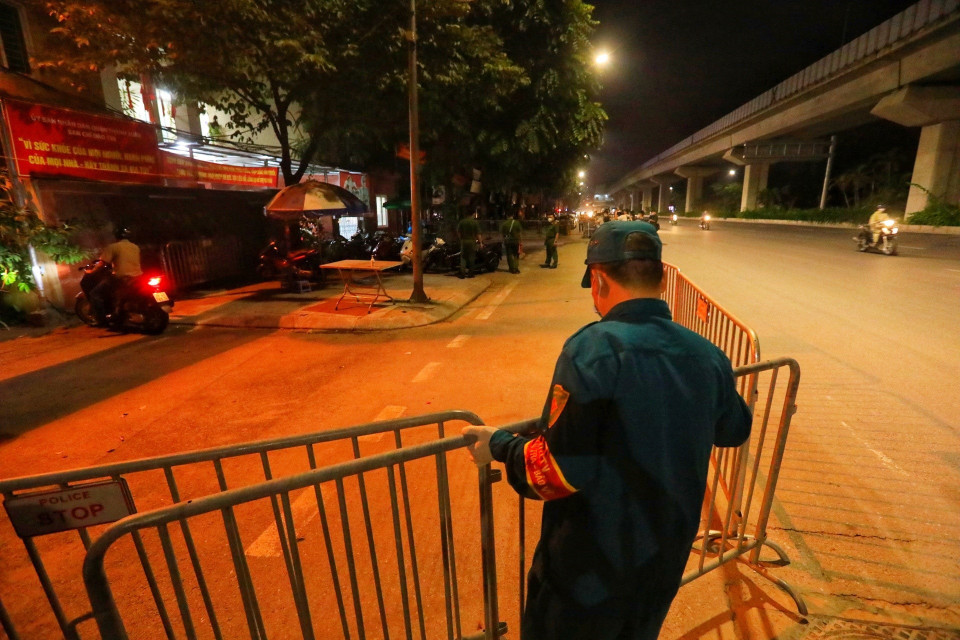 Lực lượng dân quân tự vệ quận Thanh Xuân gỡ bỏ rào chắn tại ngõ 328, 330 đường Nguyễn Trãi. (Ảnh: Tuấn Anh/TTXVN)