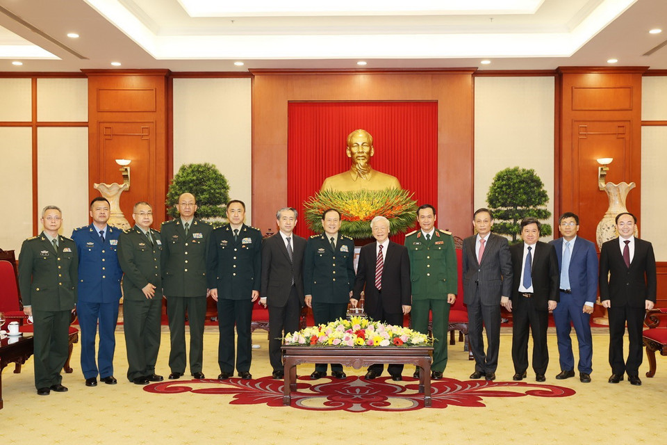 Tổng Bí thư Nguyễn Phú Trọng, Bí thư Quân ủy Trung ương và Thượng tướng Ngụy Phượng Hòa, Ủy viên Quốc vụ, Bộ trưởng Bộ Quốc phòng Trung Quốc chụp ảnh chung cùng các đại biểu. (Ảnh: Trí Dũng/TTXVN)