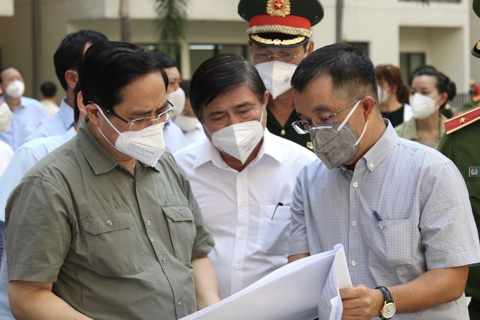 Thủ tướng Phạm Minh Chính xem bản đồ Khu tái định cư 38,4 ha, Chung cư R1, R2, R3, phường An Khánh, thành phố Thủ Đức chuẩn bị thành lập bệnh viện dã chiến. (Ảnh: Xuân Tình/TTXVN)