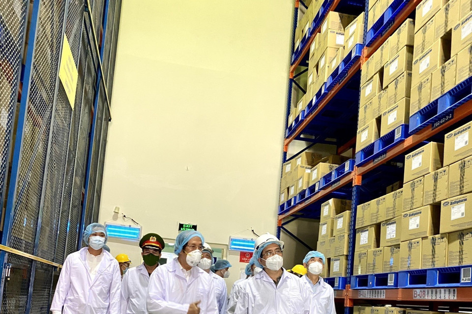 Thủ tướng Phạm Minh Chính đến thăm và làm việc tại Công ty CP Dược phẩm SaVipharm tại khu chế xuất Tân Thuận, Quận 7. (Ảnh: Thanh Vũ/TTXVN)