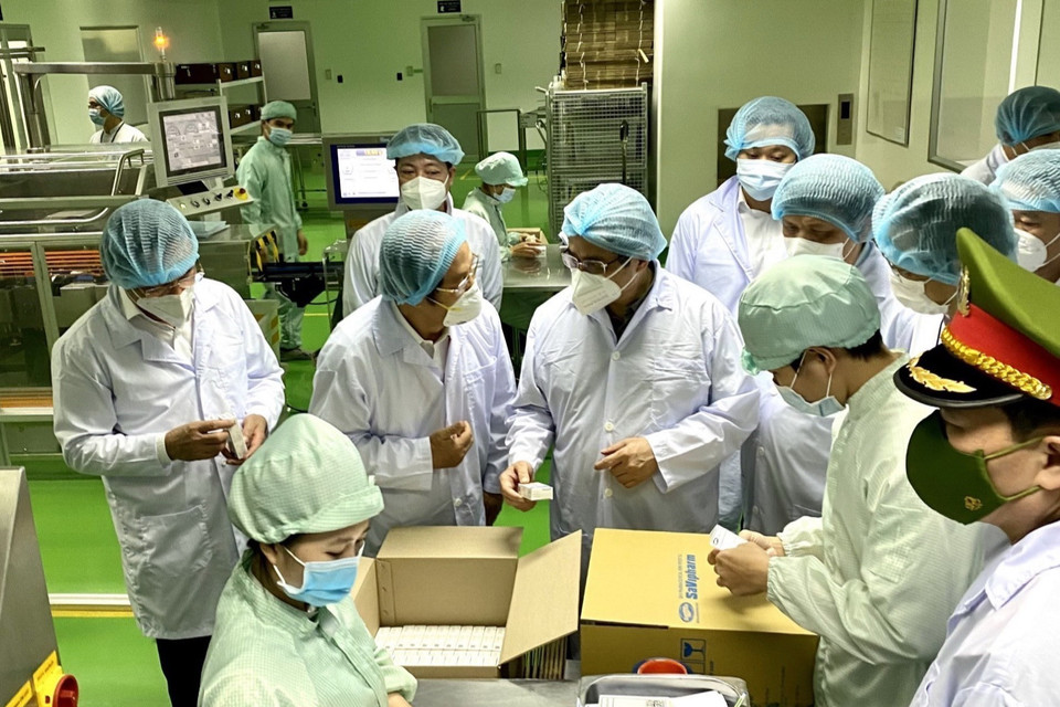Thủ tướng Phạm Minh Chính đến thăm và làm việc tại Công ty CP Dược phẩm SaVipharm tại khu chế xuất Tân Thuận, Quận 7. (Ảnh: Thanh Vũ/TTXVN)