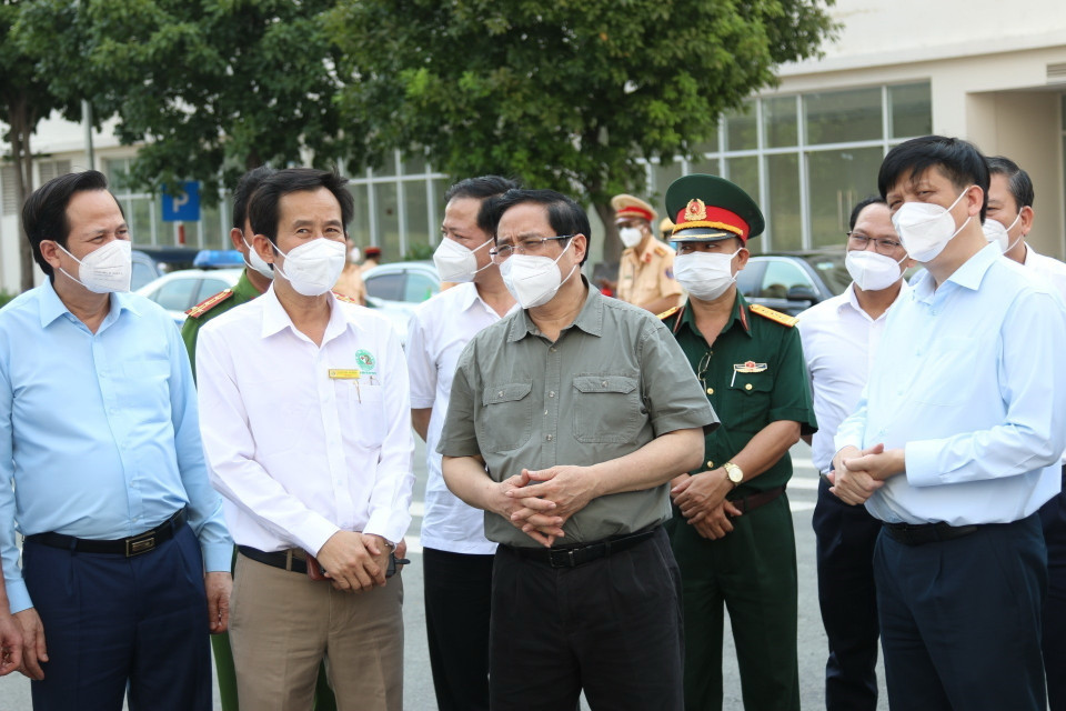 Thủ tướng Phạm Minh Chính cùng lãnh đạo Bộ, ngành Trung ương kiểm tra phòng chống dịch COVID-19 tại TP. Hồ Chí Minh. (Ảnh: Xuân Tình/TTXVN)