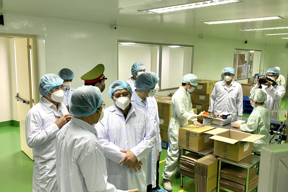 Thủ tướng Phạm Minh Chính đến thăm và làm việc tại Công ty CP Dược phẩm SaVipharm tại khu chế xuất Tân Thuận, Quận 7. (Ảnh: Thanh Vũ/TTXVN)