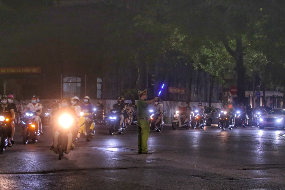 Lực lượng công an điều tiết giao thông tại khu vực Hồ Gươm. (Ảnh: Tuấn Đức/TTXVN)