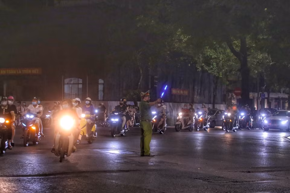 Lực lượng công an điều tiết giao thông tại khu vực Hồ Gươm. (Ảnh: Tuấn Đức/TTXVN)