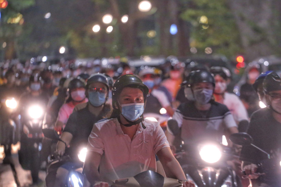 Tuy đã khuya nhưng đường Thanh Niên vẫn chật cứng người đi đường. (Ảnh: Tuấn Đức/TTXVN)