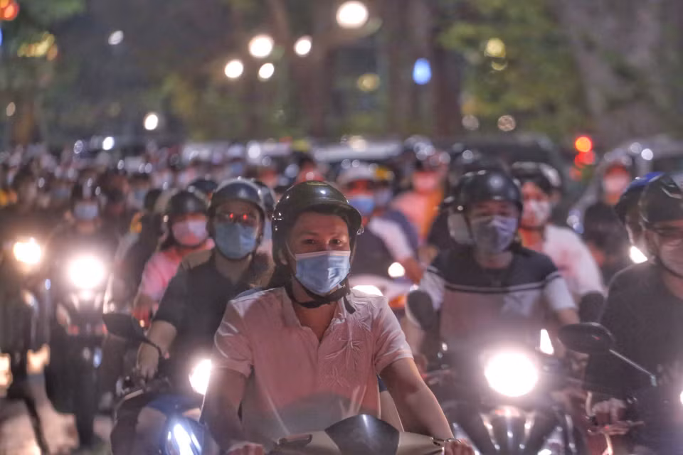 Tuy đã khuya nhưng đường Thanh Niên vẫn chật cứng người đi đường. (Ảnh: Tuấn Đức/TTXVN)