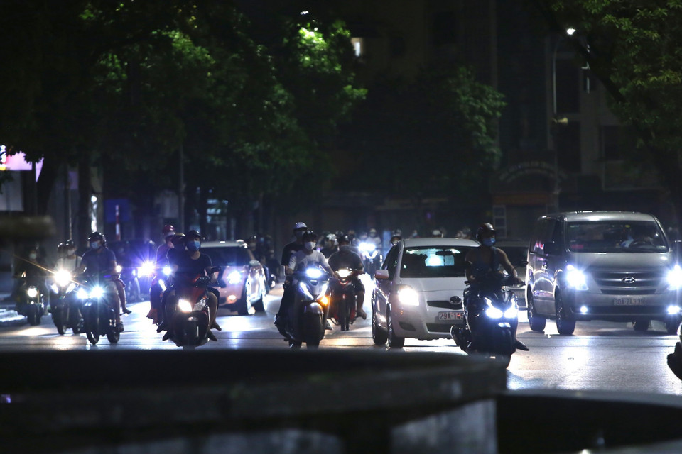 Lúc 22h40, vẫn còn nhiều người dân Hà Nội di chuyển qua Quảng trường Đông Kinh Nghĩa Thục. (Ảnh: Hoàng Hiếu/TTXVN)