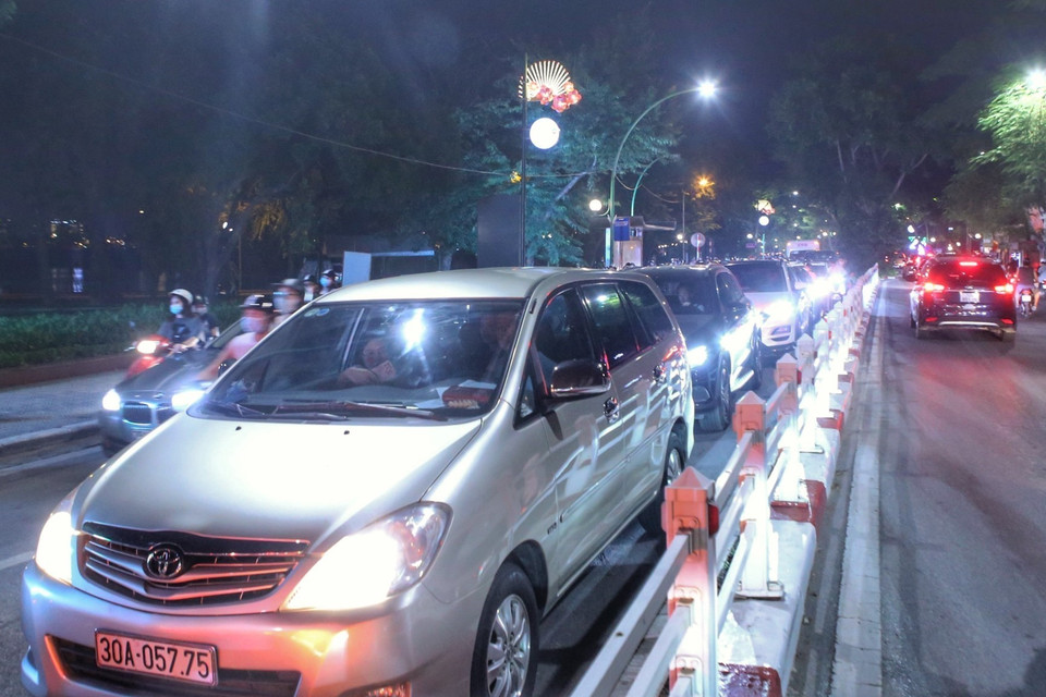 Ùn tắc kéo dài tại khu vực Hồ Tây. (Ảnh: Tuấn Đức/TTXVN)