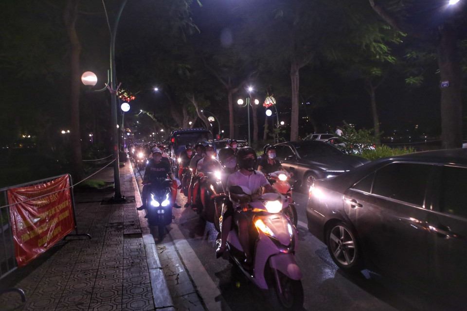 Ùn tắc kéo dài tại khu vực Hồ Tây. (Ảnh: Tuấn Đức/TTXVN)