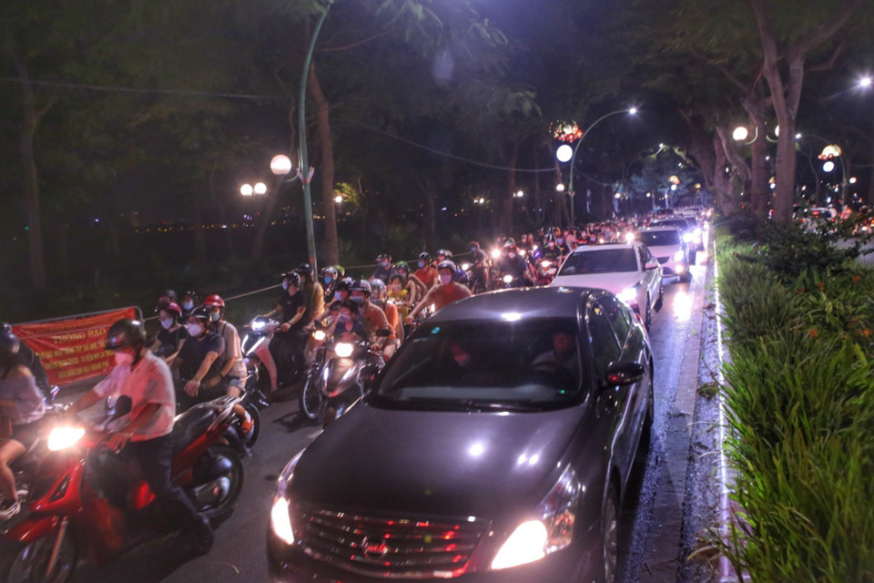 Ùn tắc kéo dài tại khu vực Hồ Tây. (Ảnh: Tuấn Đức/TTXVN)