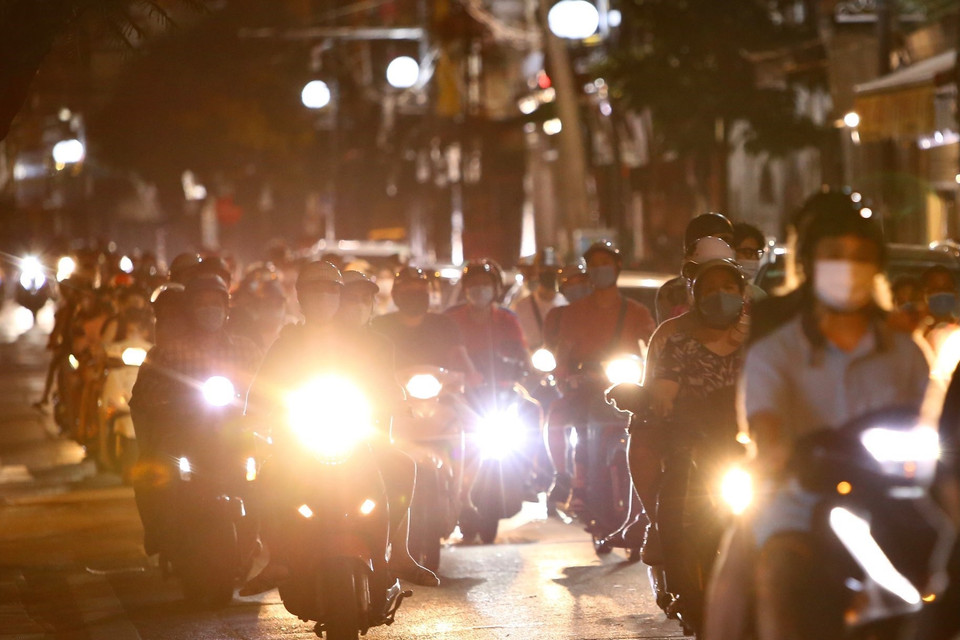 22h30, vẫn còn nhiều người dân di chuyển trên phố Hàng Đường. (Ảnh: Hoàng Hiếu/TTXVN)