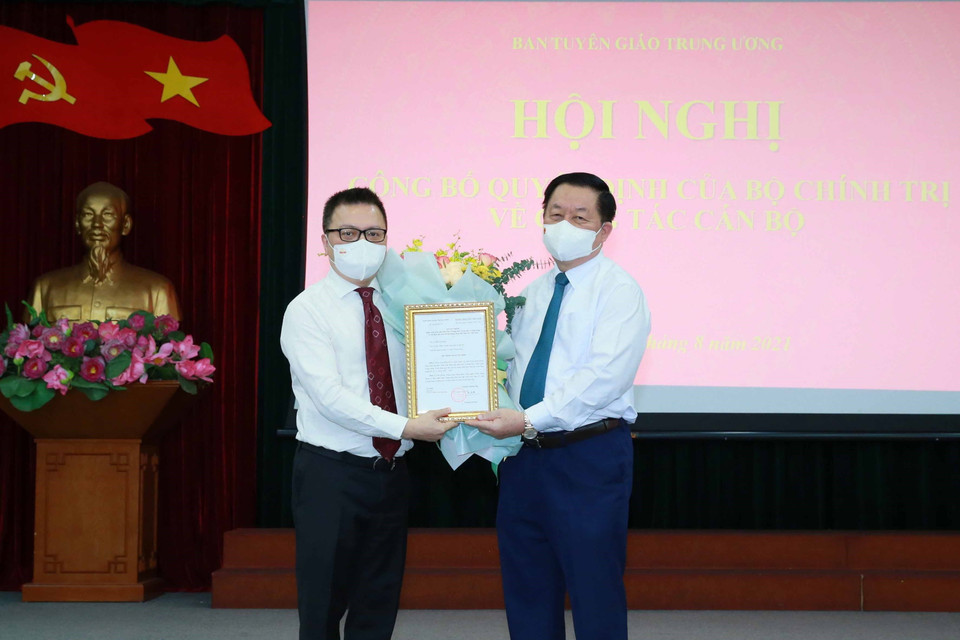 Đồng chí Nguyễn Trọng Nghĩa, Bí thư Trung ương Đảng, Trưởng Ban Tuyên giáo Trung ương trao quyết định Phó Trưởng Ban Tuyên giáo Trung ương cho đồng chí Lê Quốc Minh. (Ảnh: Phương Hoa/TTXVN)