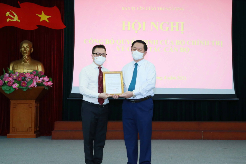 Đồng chí Nguyễn Trọng Nghĩa, Bí thư Trung ương Đảng, Trưởng Ban Tuyên giáo Trung ương trao quyết định Phó Trưởng Ban Tuyên giáo Trung ương cho đồng chí Lê Quốc Minh. (Ảnh: Phương Hoa/TTXVN)