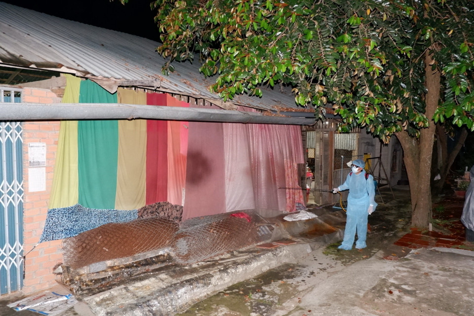 Nhân viên y tế khử khuẩn tại khu vực phong tỏa xã Tân thành, huyện Tân Thạnh. (Ảnh: Thanh Bình/TTXVN)