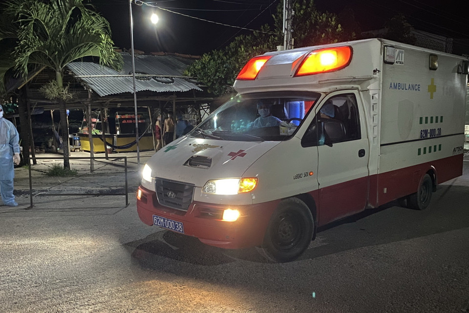 Nhân viên y tế đến lấy mẫu xét nghiệm tại khu vực phong tỏa xã Tân thành, huyện Tân Thạnh. (Ảnh: Thanh Bình/TTXVN)