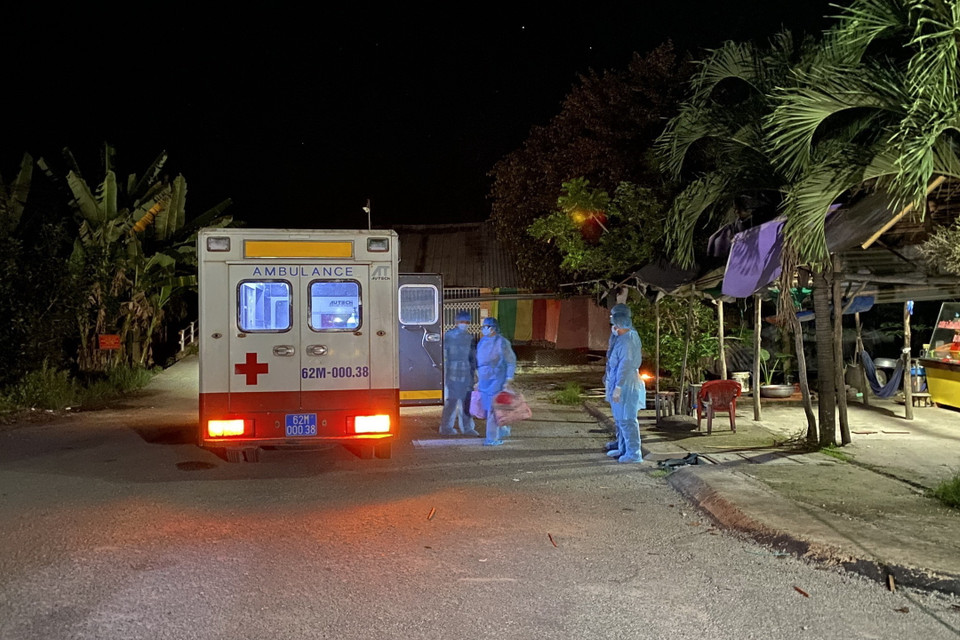 Nhân viên y tế khử khuẩn tại khu vực phong tỏa xã Tân thành, huyện Tân Thạnh. (Ảnh: Thanh Bình/TTXVN)