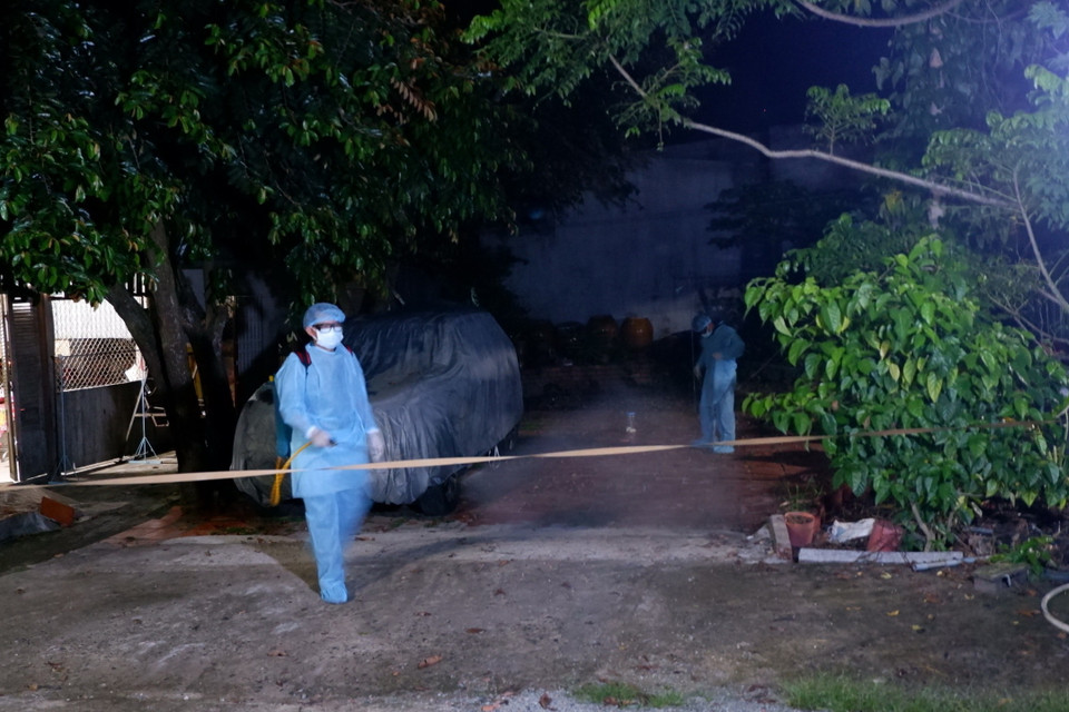 Nhân viên y tế đến lấy mẫu xét nghiệm tại khu vực phong tỏa xã Tân thành, huyện Tân Thạnh. (Ảnh: Thanh Bình/TTXVN)