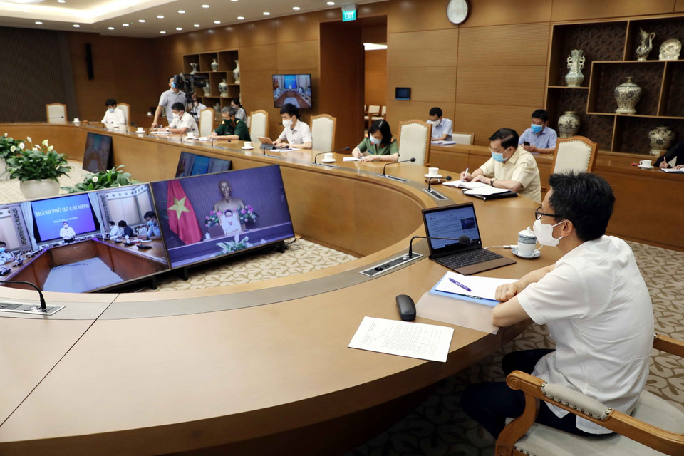 Phó Thủ tướng Chính phủ Vũ Đức Đam, Trưởng Ban Chỉ đạo Quốc gia phòng, chống dịch COVID-19 chủ trì cuộc họp trực tuyến Thường trực Ban Chỉ đạo với lãnh đạo Thành phố Hồ Chí Minh về việc triển khai các biện pháp cấp bách khống chế dịch. (Ảnh: Phạm Kiên/TTXVN)