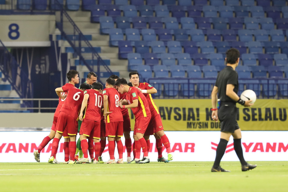 Các cầu thủ đội tuyển Việt Nam thể hiện quyết tâm trong trận đấu gặp Malaysia. (Ảnh: Hoàng Linh/TTXVN)