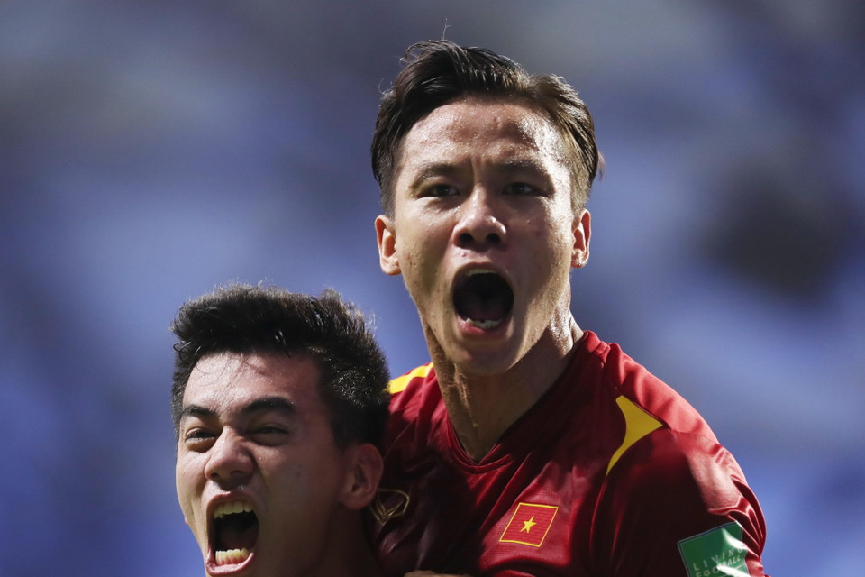 Hậu vệ Quế Ngọc Hải và tiền đạo Tiến Linh ăn mừng bàn thắng vào lưới đội tuyển Malaysia. (Ảnh: Hoàng Linh/TTXVN)