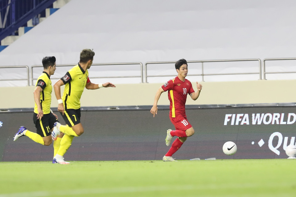 Công Phượng nỗ lực đi bóng vượt qua cầu thủ đội tuyển Malaysia. (Ảnh: Hoàng Linh/TTXVN)