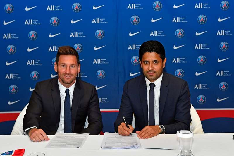 Lionel Messi và Chủ tịch Nasser Al-Khelaifi của PSG tại lễ ký hợp đồng. (Nguồn: psg.fr)