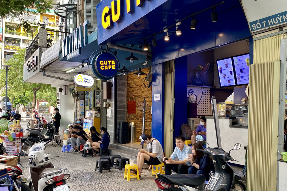 Tuy nhiên, nhiều nơi vẫn cho người dân tập trung đông đúc, chưa nghiêm túc chấp hành quy định giãn cách xã hội. (Ảnh: Hồng Giang/TTXVN)