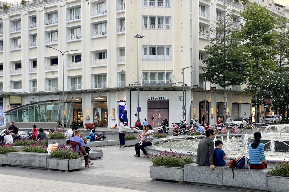 Cảnh tập trung đông đúc tại khu vực đài phun nước trên phố đi bộ Nguyễn Huệ (Quận 1, Thành phố Hồ Chí Minh). (Ảnh: Hồng Giang/TTXVN)