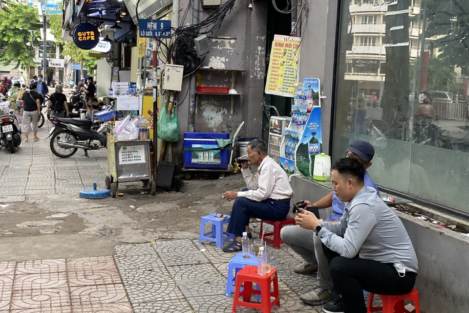 Người dân vẫn ngồi tập trung tại các quán trà đá vỉa hè trên đường Ngô Đức Kế (Quận 1, Thành phố Hồ Chí Minh). (Ảnh: Hồng Giang - TTXVN)