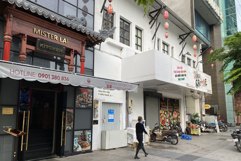 Nhiều cơ sở ăn uống trên đường Nguyễn Huệ (quận 1, Thành phố Hồ Chí Minh) đồng loạt đóng cửa, ngưng hoạt động từ chiều 27/5. (Ảnh: Hồng Giang/TTXVN)