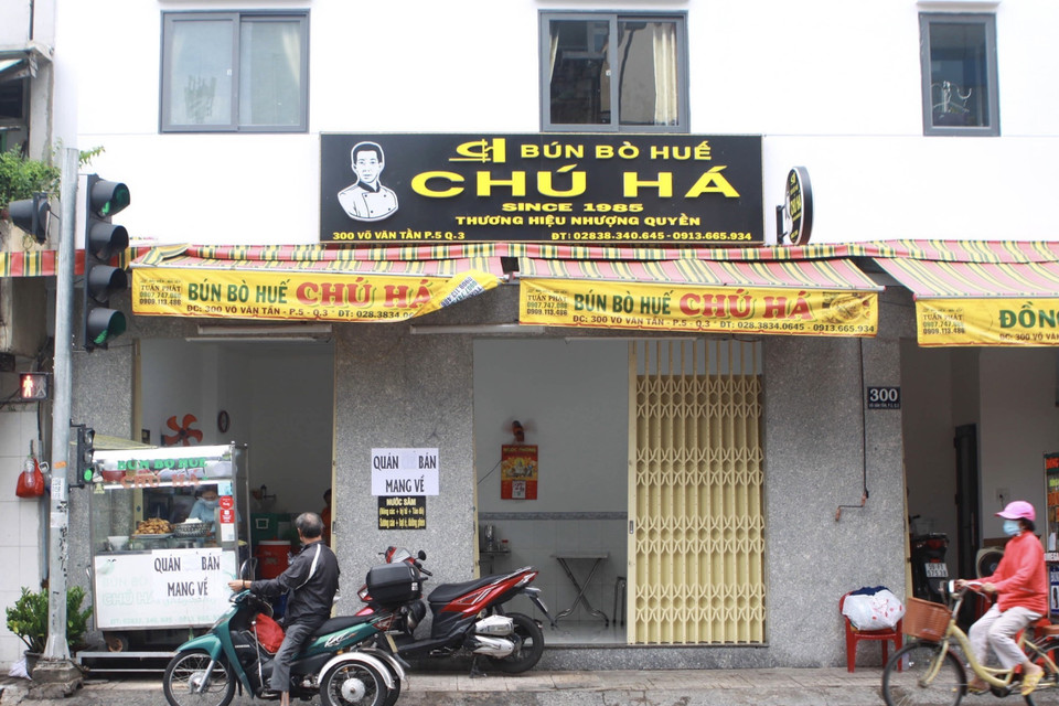 Một quán ăn trên đường Võ Văn Tần (Quận 3, Thành phố Hồ Chí Minh) gắn bảng phục vụ mang về. (Ảnh: Hồng Giang /TXVN)