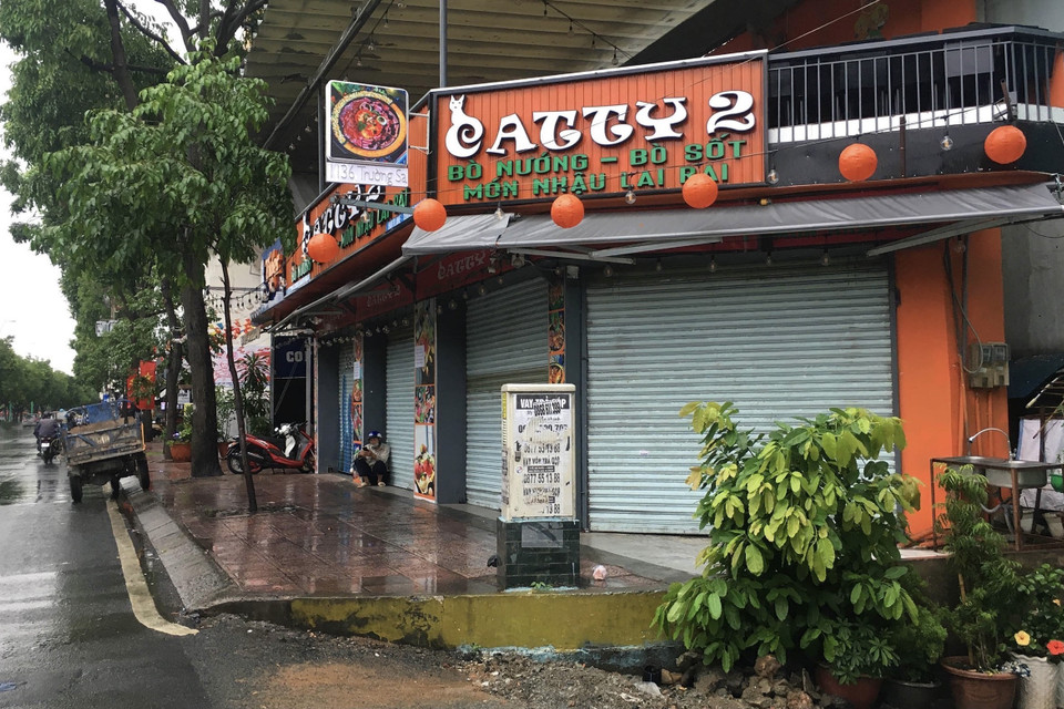 Quán ăn trên đường Trường Sa (Quận Phú Nhuận, Thành phố Hồ Chí Minh) đóng cửa ngừng kinh doanh. (Ảnh: Hồng Giang/TTXVN)