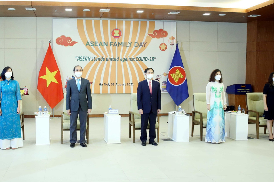 Bộ trưởng Bộ Ngoại giao Bùi Thanh Sơn và các đại biểu tham dự Lễ chào cờ ASEAN theo hình thức trực tuyến tại điểm cầu Hà Nội. (Ảnh: Phạm Kiên/TTXVN)