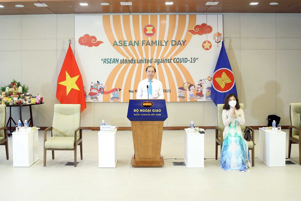 Thứ trưởng Ngoại giao Nguyễn Quốc Dũng, Trưởng SOM ASEAN Việt Nam phát biểu khai mạc Ngày Gia đình ASEAN (ASEAN Family Day) với khẩu hiệu 'ASEAN đoàn kết chung tay đẩy lùi COVID-19.' (Ảnh: Phạm Kiên/TTXVN)