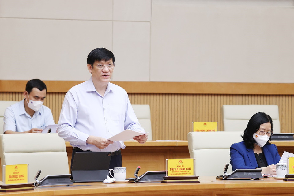 Bộ trưởng Bộ Y tế Nguyễn Thanh Long báo cáo công tác phòng, chống dịch. (Ảnh: Dương Giang/TTXVN)