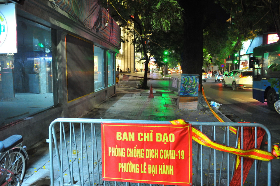 Lực lượng chức năng lập chốt chặn, phong tỏa quán cà phê Aha ở 189 Bà Triệu. (Ảnh: Minh Đức/TTXVN)