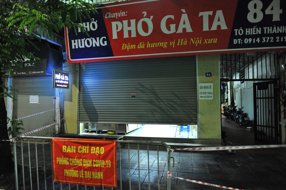 Quán phở gà ở địa chỉ 84 phố Tô Hiến Thành bị lực lượng chức năng lập chốt chặn, phong tỏa . (Ảnh: Minh Đức/TTXVN)