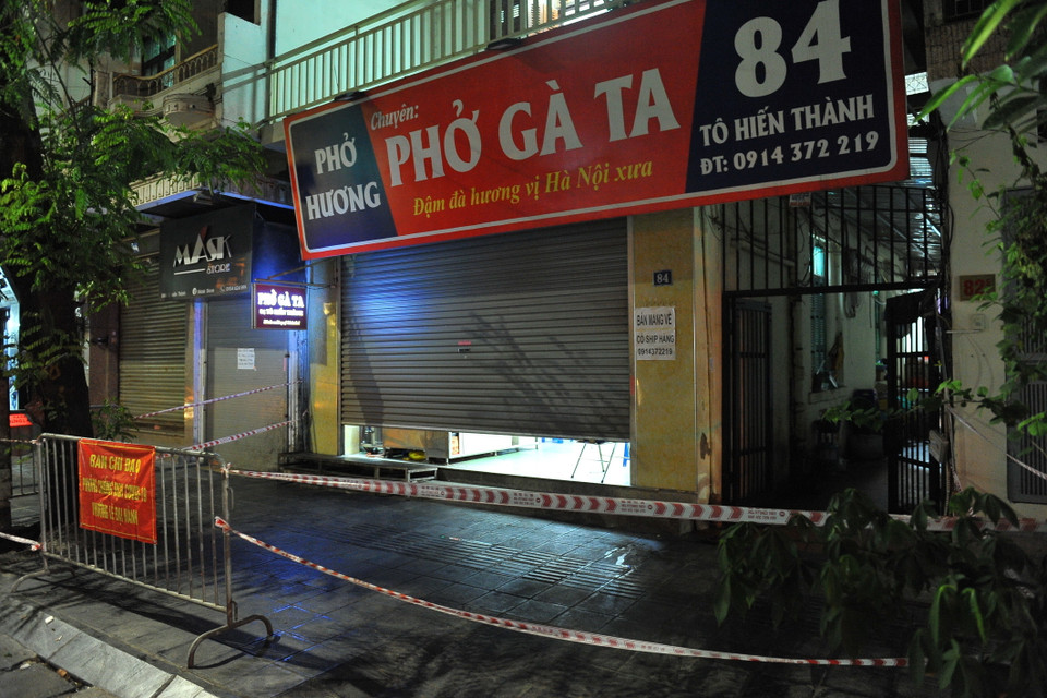 Lập chốt chặn, phong tỏa quán phở gà ở địa chỉ 84 phố Tô Hiến Thành. (Ảnh: Minh Đức/TTXVN)