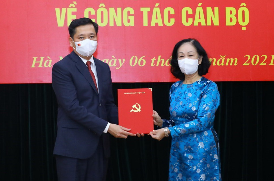 Đồng chí Trương Thị Mai, Ủy viên Bộ chính trị, Bí thư Trung ương Đảng, Trưởng Ban Tổ chức Trung ương trao Quyết định cho Bí thư Đảng ủy Khối Doanh nghiệp Trung ương Nguyễn Long Hải. (Ảnh: Nguyễn Điệp/TTXVN)