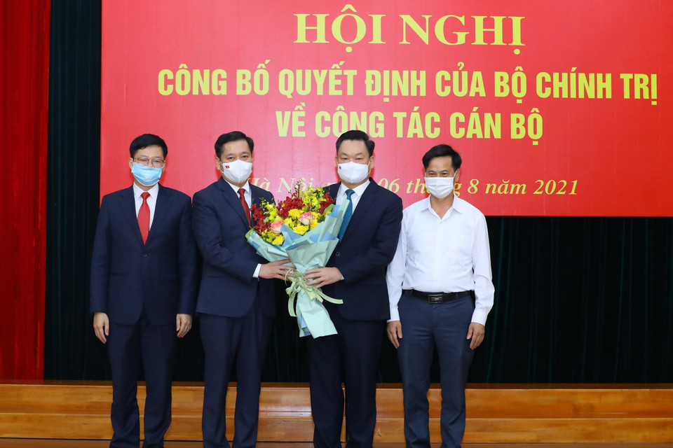 Lãnh đạo Tỉnh ủy Bắc Kạn tặng hoa chúc mừng đồng chí Nguyễn Long Hải trên cương vị mới. (Ảnh: Nguyễn Điệp/TTXVN)