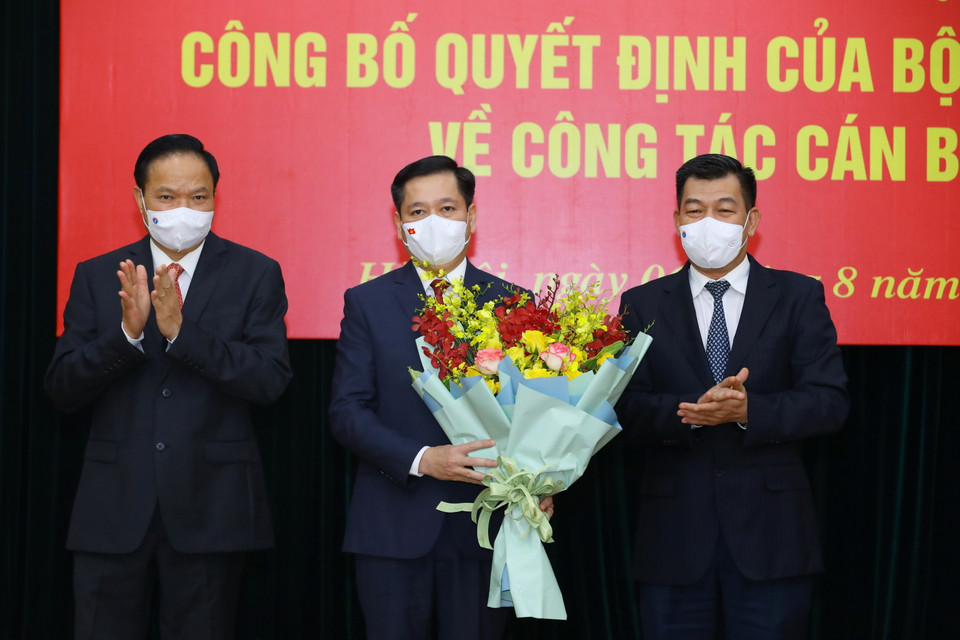 Thường trực Đảng ủy Khối Doanh nghiệp Trung ương tặng hoa chúc mừng đồng chí Nguyễn Long Hải trên cương vị mới. (Ảnh: Nguyễn Điệp/TTXVN)