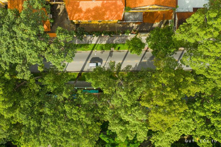 Về biện pháp y tế, thành phố đã và đang khẩn trương điều tra dịch tễ, tổ chức lấy mẫu xét nghiệm, tầm soát cộng đồng theo trọng tâm, trọng điểm và nỗ lực điều trị các ca nhiễm. Trong ảnh: Khung cảnh vắng vẻ trên một con phố ở Thành phố Hồ Chí Minh. (Ảnh: Ngô Trần Hải An/Vietnam+)