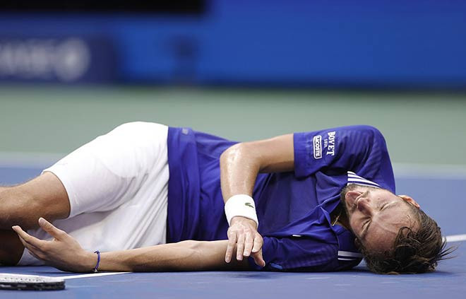 ...nhưng cuối cùng anh vẫn phải chấp nhận thua chung cuộc Medvedev sau 3 set đấu cùng tỷ số 4-6. (Nguồn: Getty Images)