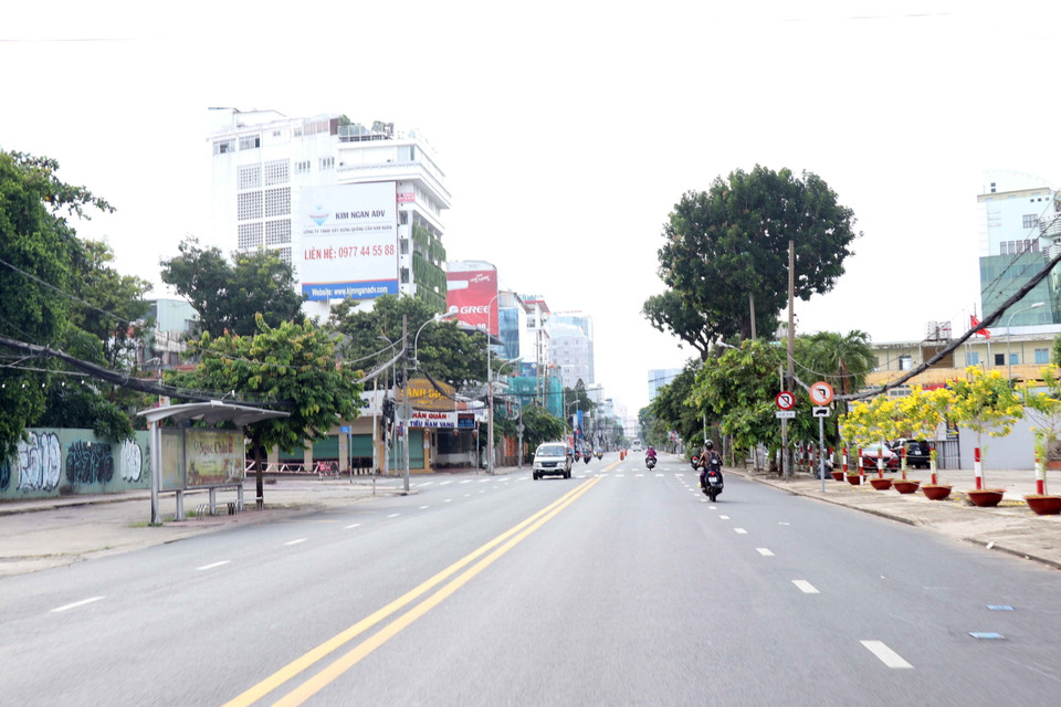 Nhiều tuyến đường ở khu vực trung tâm, các phương tiện lưu thông thưa thớt. (Ảnh: Xuân Khu/TTXVN)