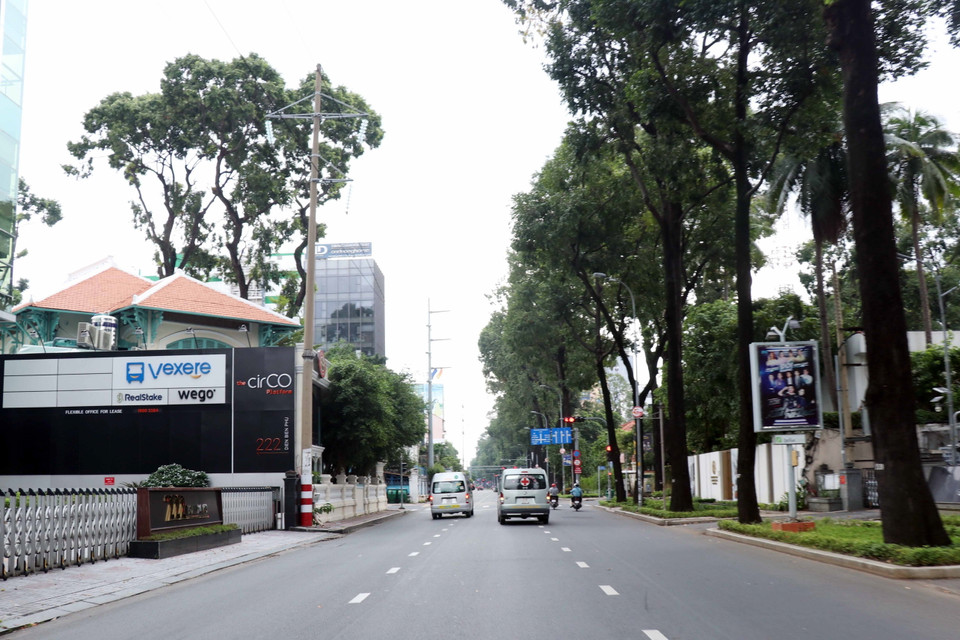 Trên đường Điện Biên Phủ chỉ có phương tiên phục vụ công tác phòng, chống dịch COVID -19 hoat động. (Ảnh: Xuân Khu/TTXVN)